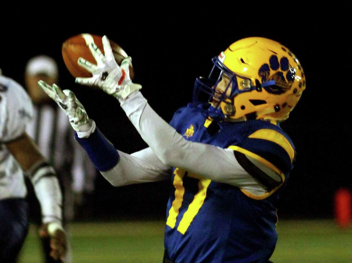 Seymour’s Curtis Dion makes a catch against Ansonia on Thursday.