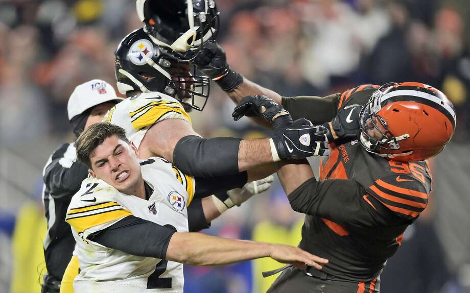 Cleveland Browns defensive end Myles Garrett (95) hits Pittsburgh Steelers quarterback Mason Rudolph (2) with a helmet during the second half of an NFL football game Thursday, Nov. 14, 2019, in Cleveland. (AP Photo/David Richard) Photo: David Richard / Associated Press