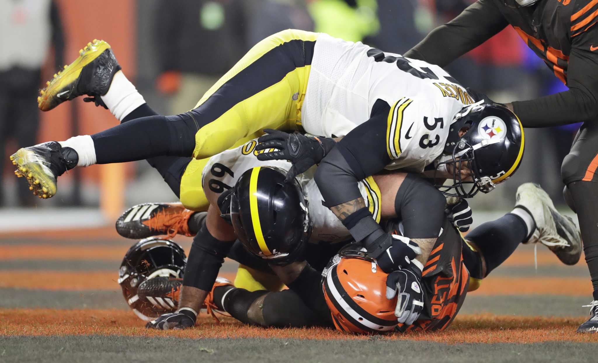 Helmetswinging incident mars end of Browns' win over Steelers