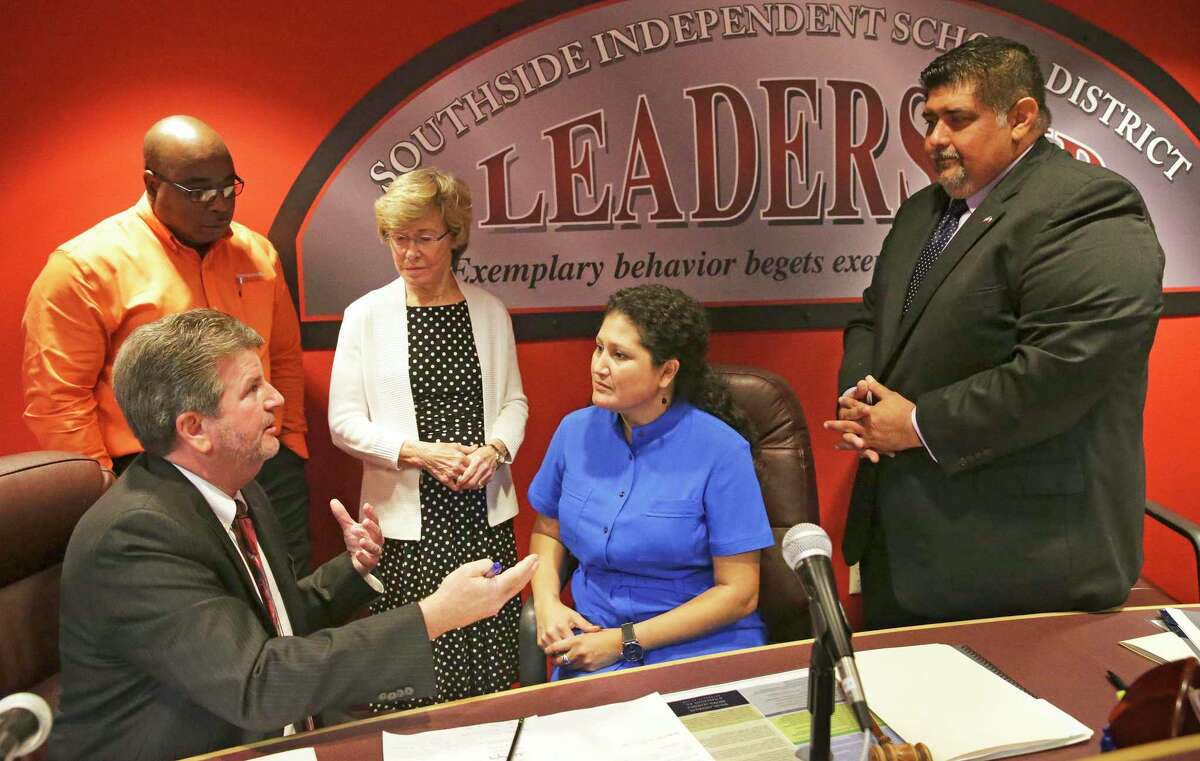 Superintendent Mark E. Eads holds an opening conversation as the state-appointed Southside ISD board of managers takes the oath of offce at the districts headquarters in 2017. Members from the left are Bruce Brannon; Secretary Lonna Clinch, President; Dolores Sendejo; and Gabriel Farias, Vice President.