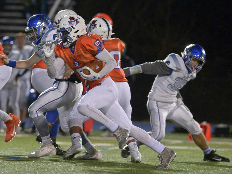 Moreno S Two Touchdowns Fourth Down Conversions Lead Fairfield