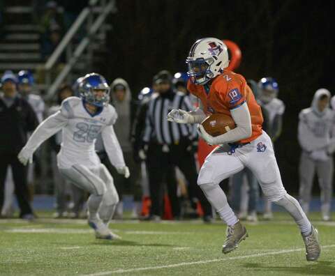 Moreno S Two Touchdowns Fourth Down Conversions Lead Fairfield