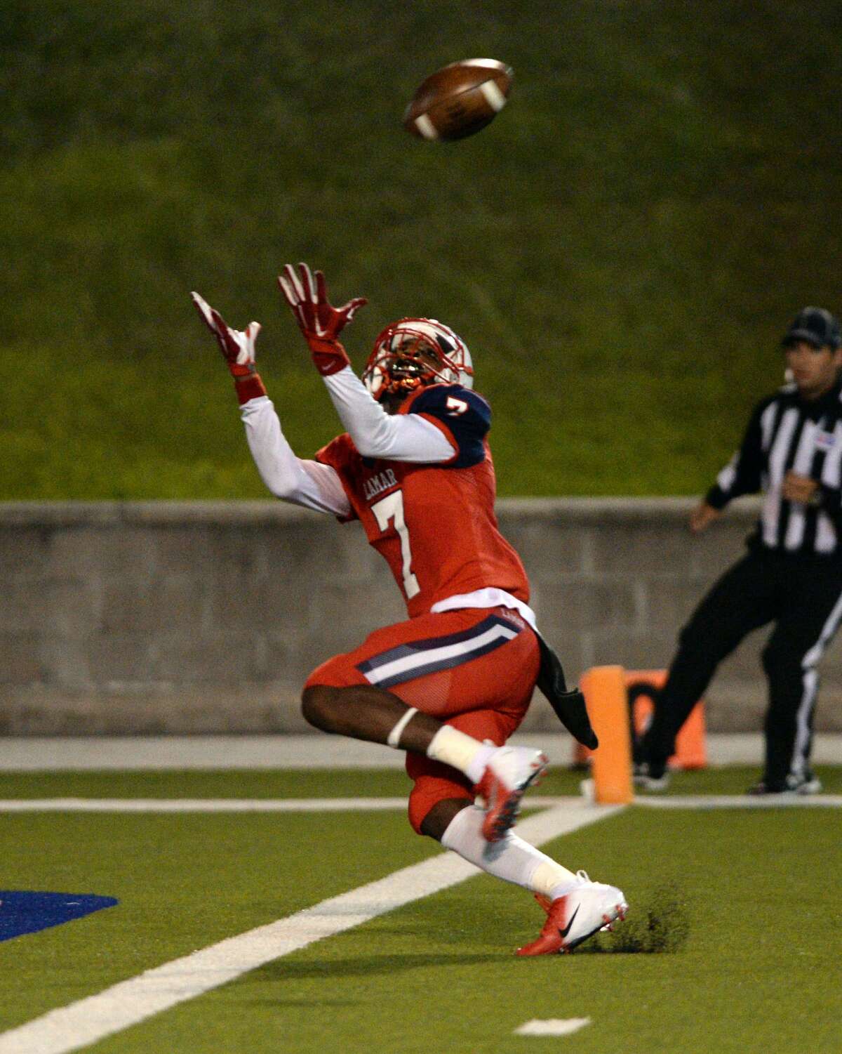 Ka'Veon Griffin (7) of Lamar makes a touchdown reception during the fourth quarter of a Class 6A Division I Region III bi-district football playoff game between the Lamar Texans and the Cy Falls Eagles on Friday, November 15, 2019 at Delmar Stadium, Houston, TX.