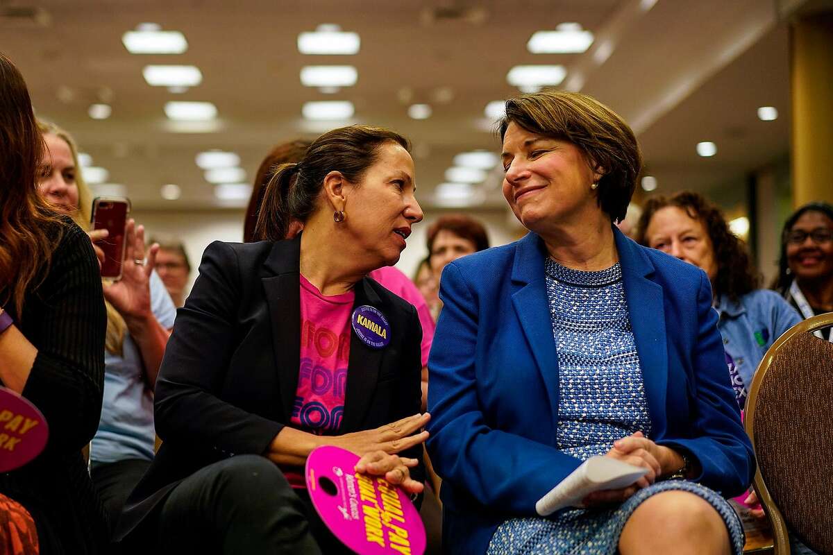 California Lt. Gov. Eleni Kounalakis and presidential candidate Amy Klobuchar, right, chat during the California Democratic Party fall endorsing convention at the Long Beach Convention Center on Saturday, Nov. 16, 2019, in Long Beach, Calif. (Kent Nishimura/Los Angeles Times/TNS)