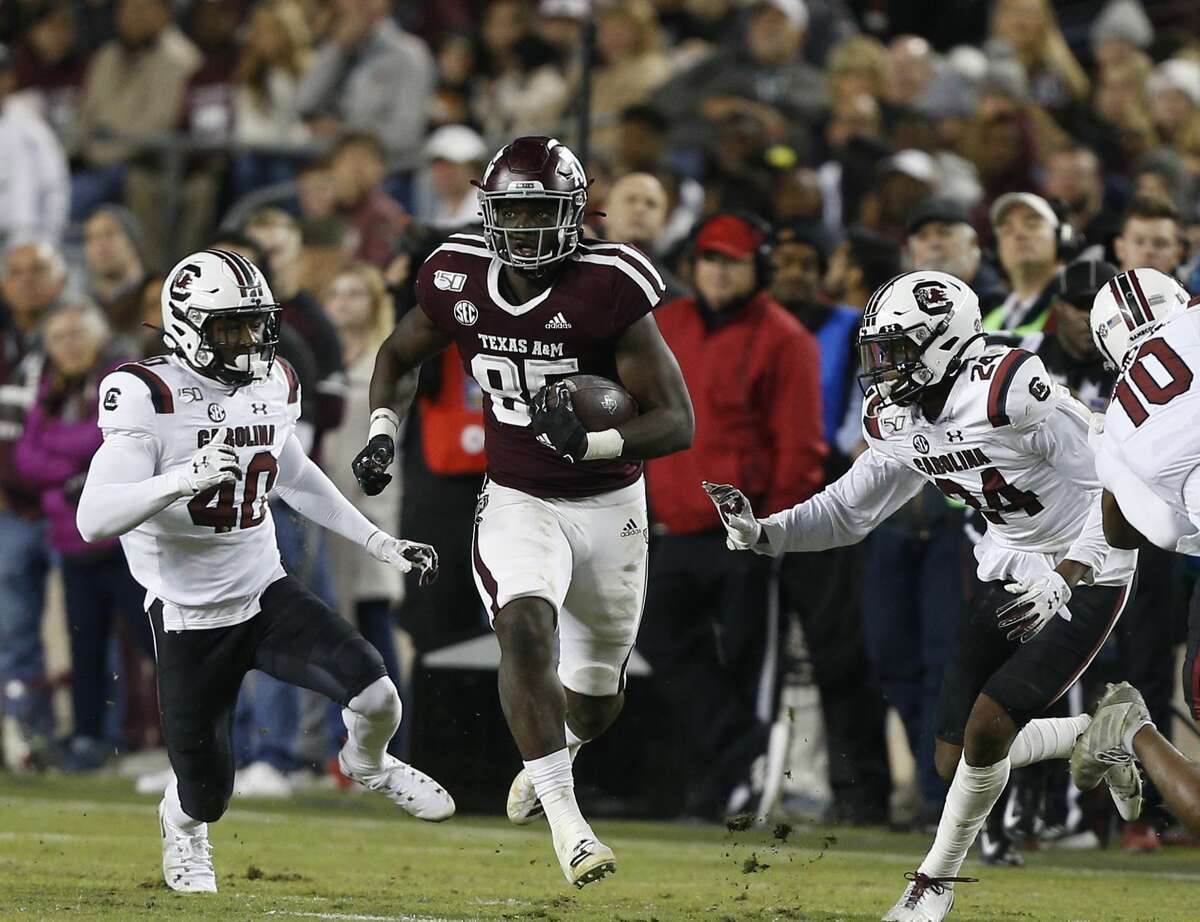 COLLEGE STATION, TEXAS - NOVEMBER 16: Jalen Wydermyer #85 of the Texas A&M Aggies runs between Jahmar Brown #40 and Israel Mukuamu #24 of the South Carolina Gamecocks after a catch during the second quarter at Kyle Field on November 16, 2019 in College Station, Texas. (Photo by Bob Levey/Getty Images)