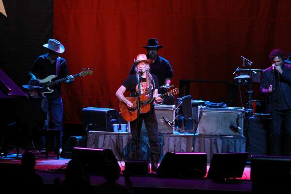 15 Foot Hay Sculpture Of Willie Nelson Towers Over Virginia Farm