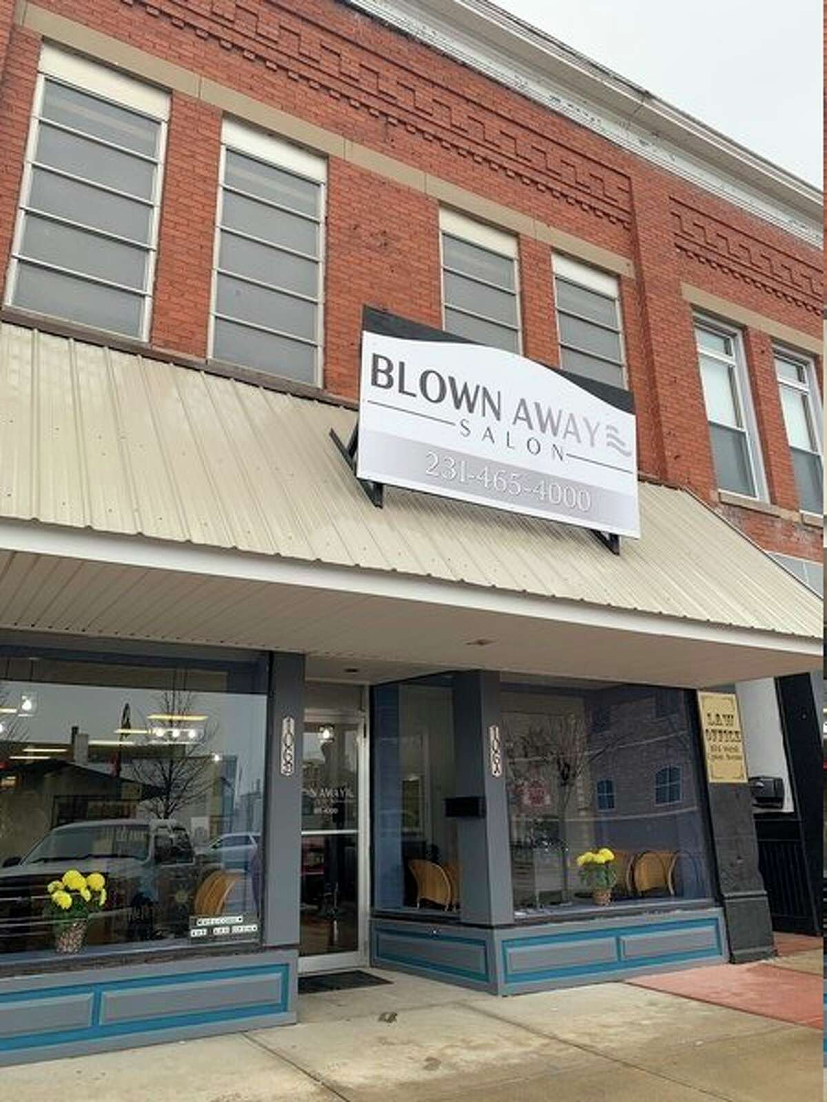 New salon hosts ribbon cutting