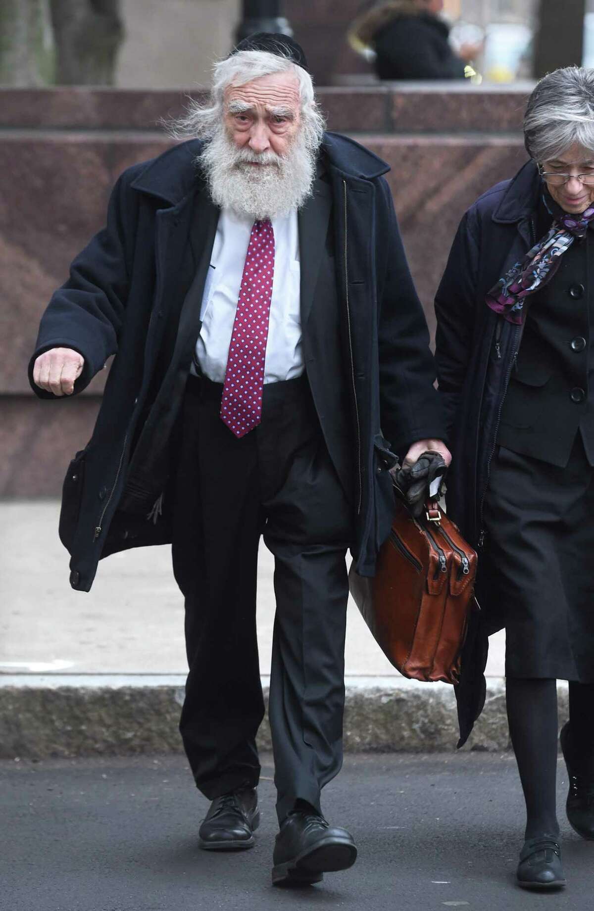 Rabbi Daniel Greer walks to Superior Court in New Haven with his wife, Sarah, Nov. 20, 2019.