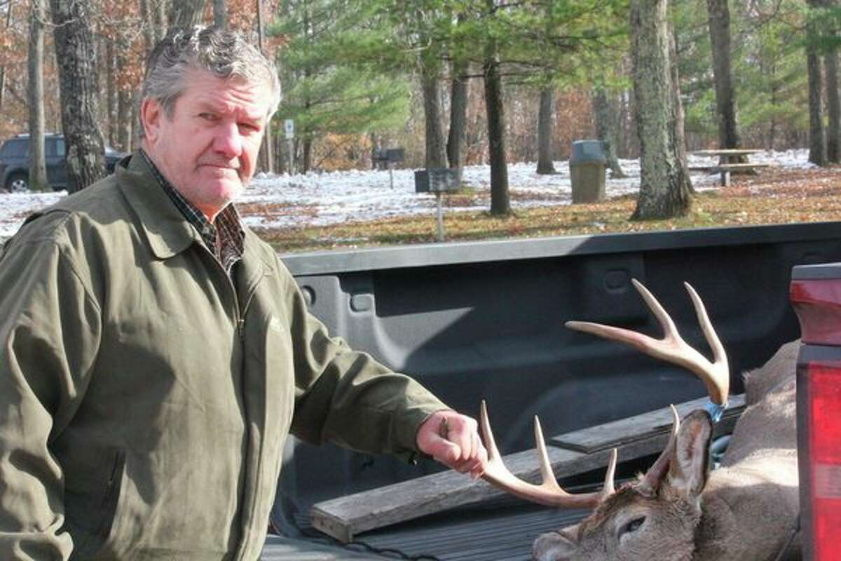 Jerry Schrauben shows the 8-point buck he shot opening morning in Lake County. (Star photo/John Raffel)