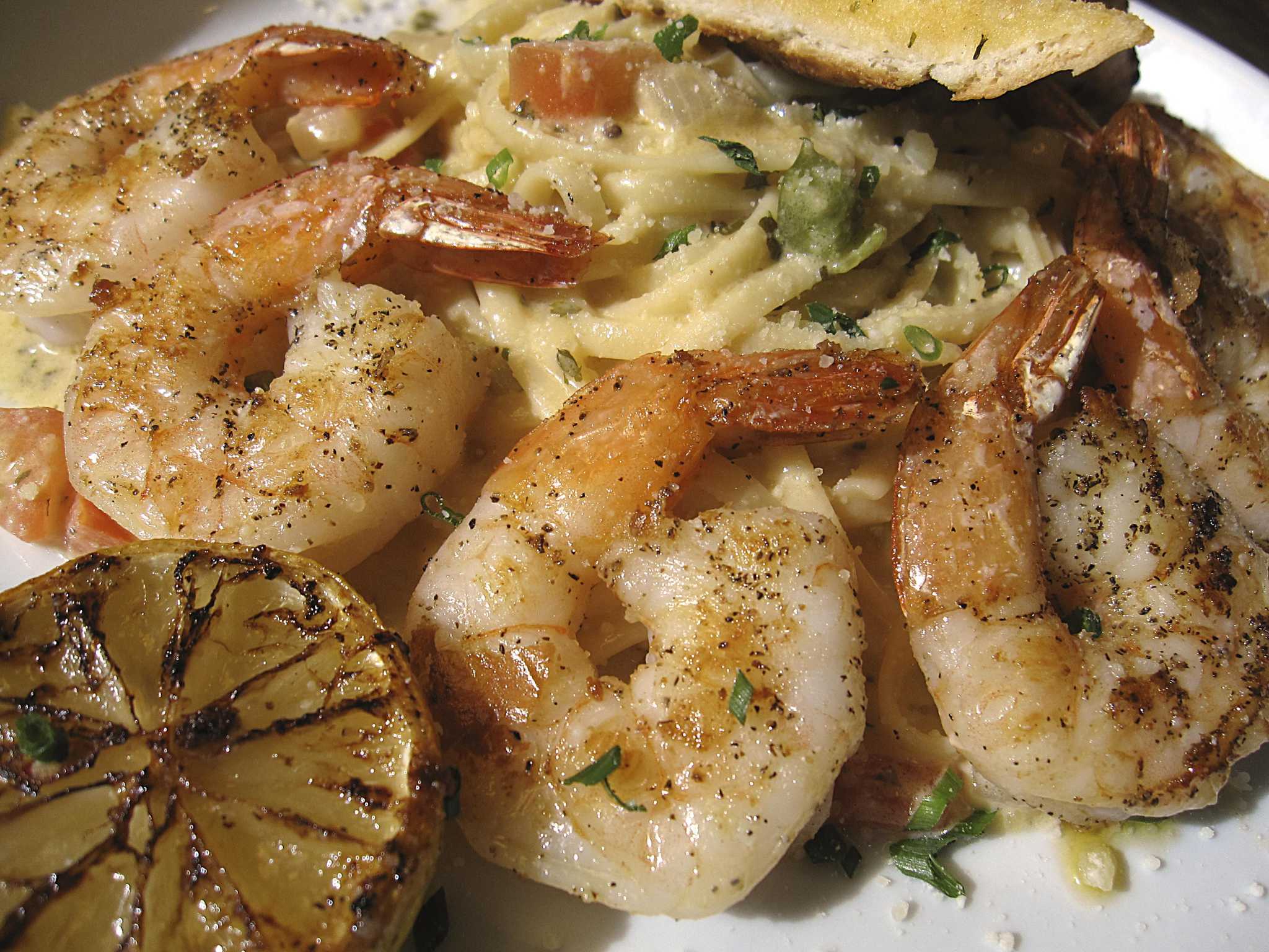 Review Conroy S Bar Grill Gets A Global Buzz Going At Its Stone Oak Restaurant