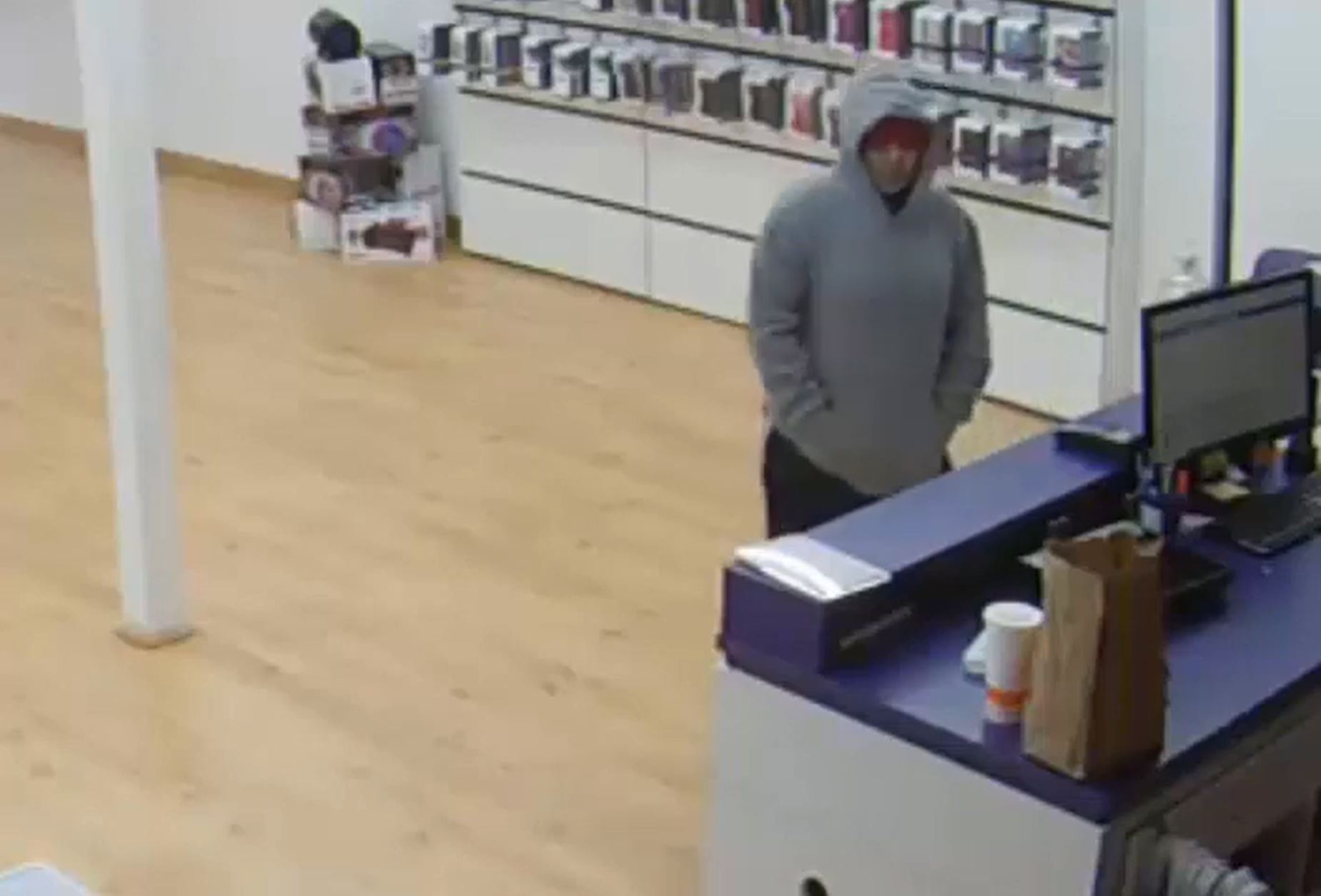 Houston cellphone store robbed; police on lookout for 2 suspects