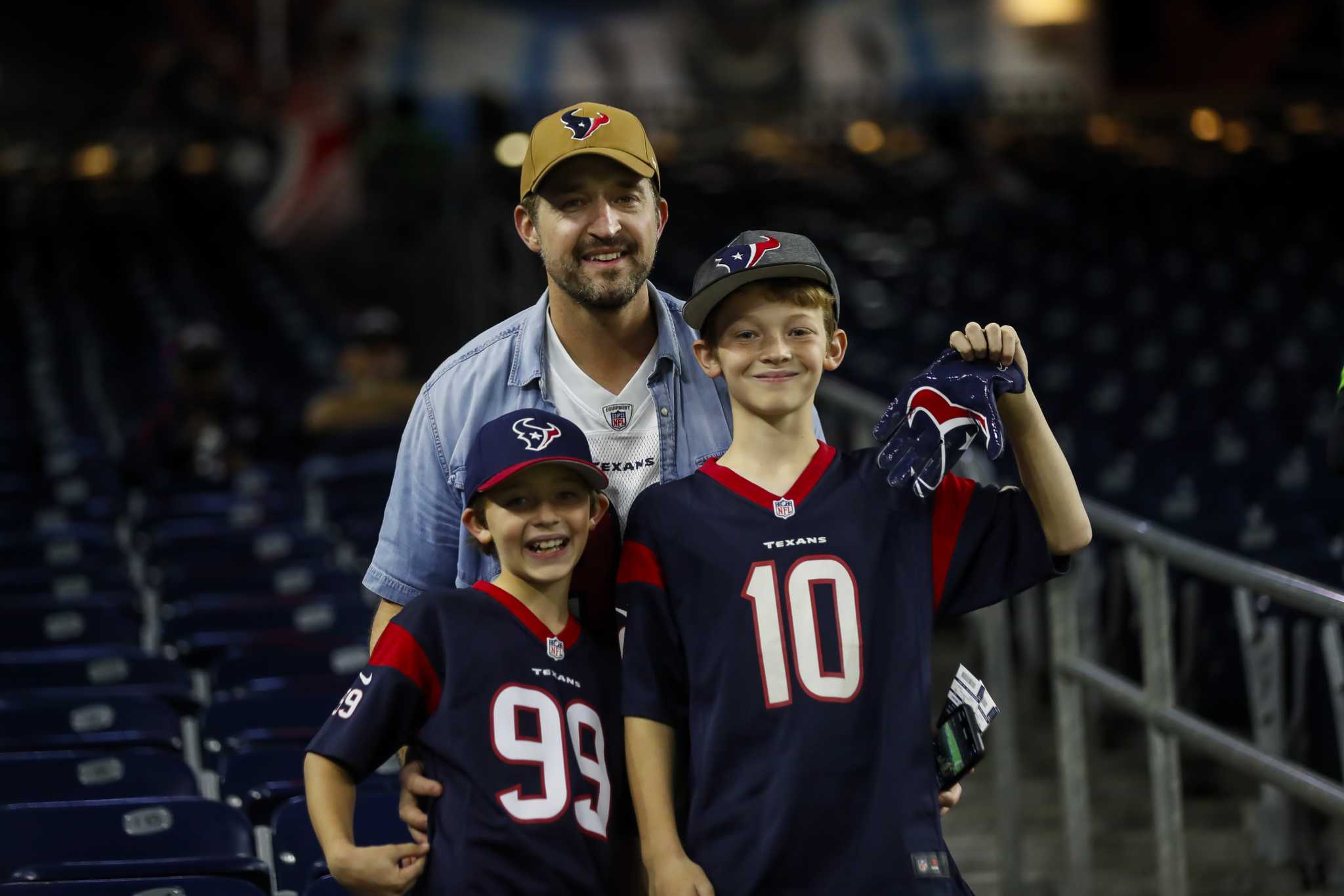 Justin Verlander, Kate Upton visit J.J. Watt, Texans at NRG; share moment  with Deshaun Watson