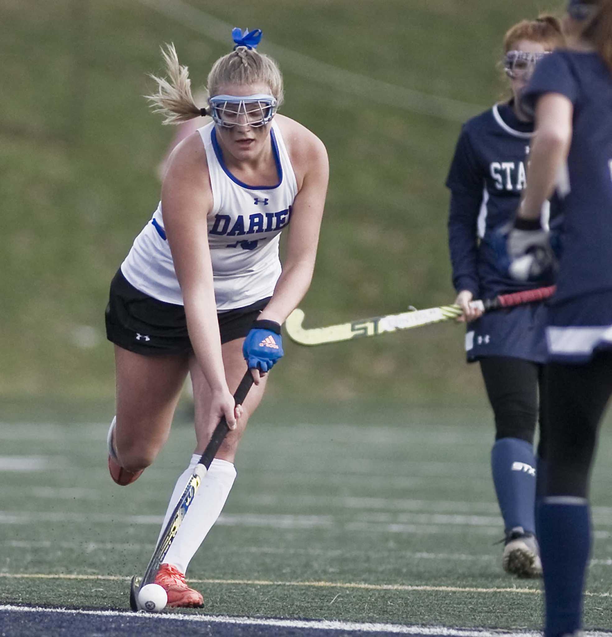 Staples field hockey tops Darien for 4th straight Class L title
