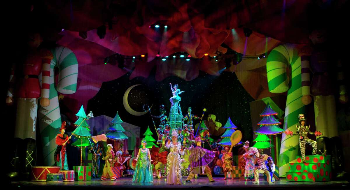 “Cirque Dreams Holidaze” comes to Toyota Oakdale Theatre in Wallingford, Dec 6 - 8.