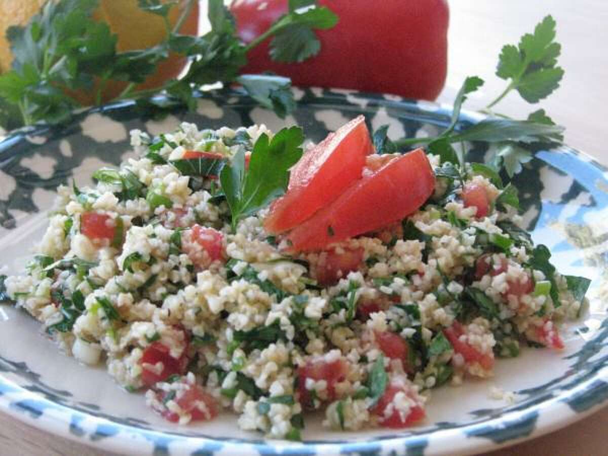 Khorasan Wheat Tabbouleh incorporates olive oil, lemon juice and khorasan wheat to create a recipe that is a good alternative to wheat-based recipes for diabetics.