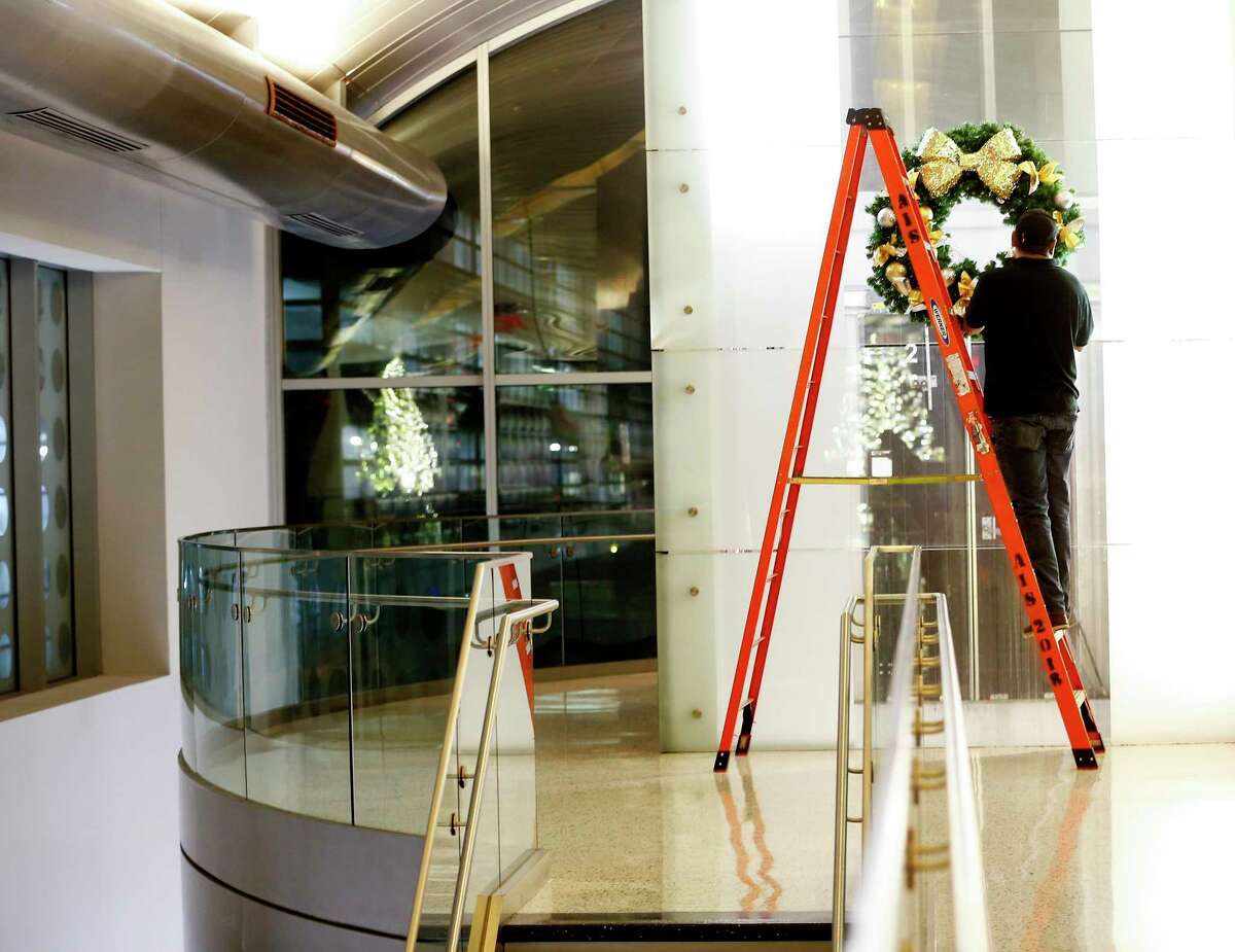 In one long night, workers deck the terminals of Bush Intercontinental