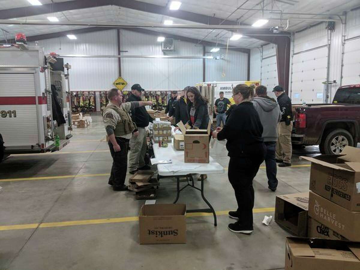 Gladwin County law enforcement, high schoolers share Thankgiving dinners