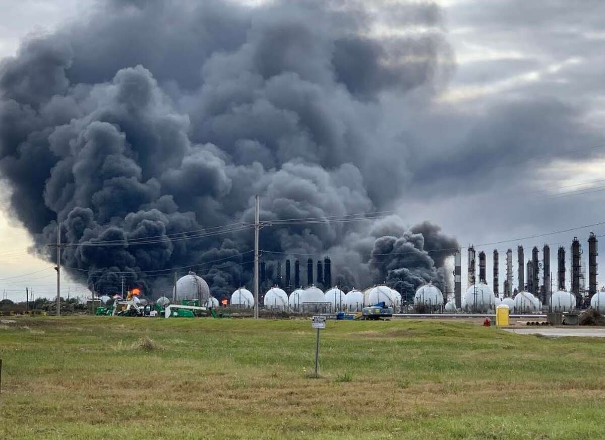 После завода. Пожар на химическом заводе в США. НПЗ В Техасе. Взрыв на химзаводе Филипс 1989. Взрыв на нефтеперегонном заводе в Техасе.