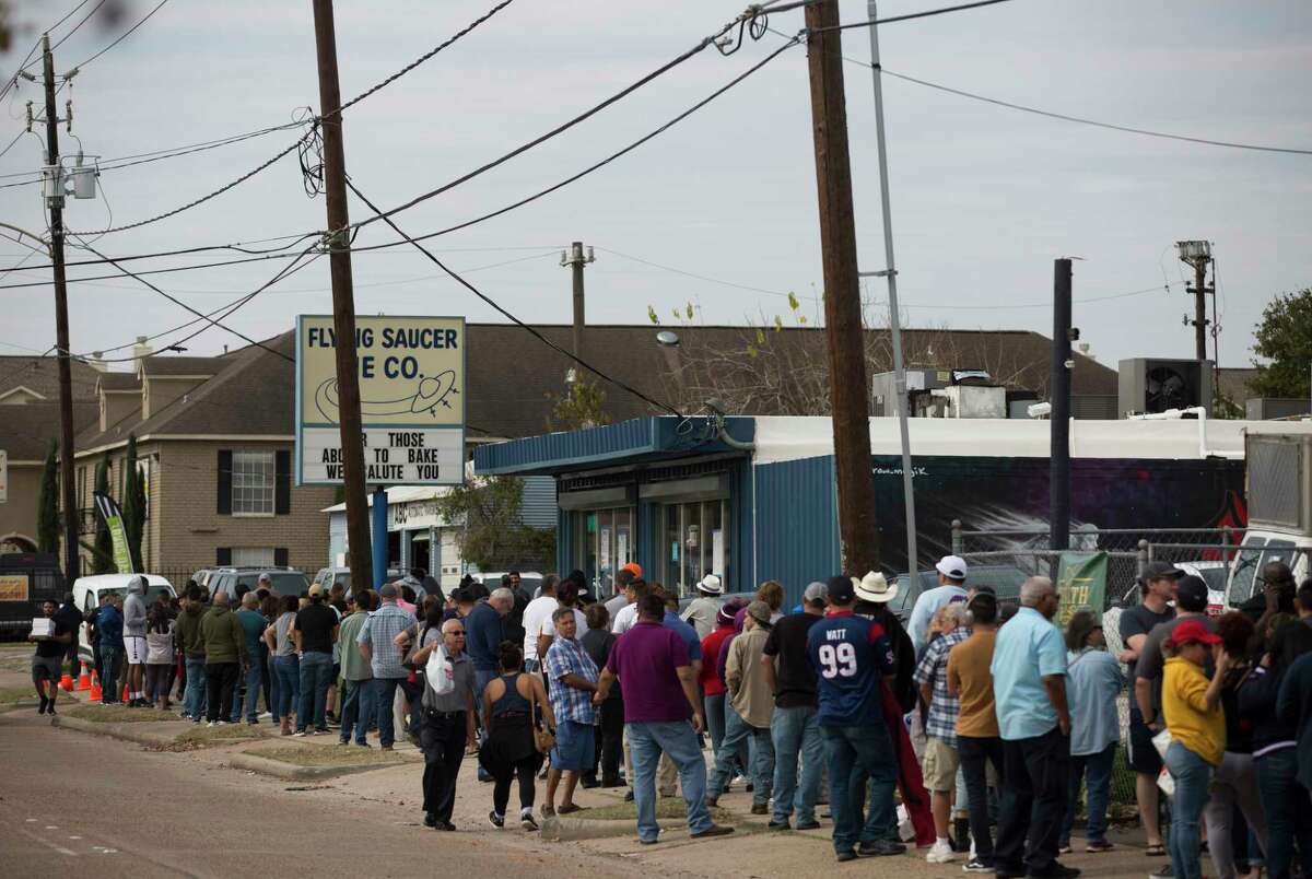Houstonians line up for pies from Flying Saucer Pie Company before Thanksgiving