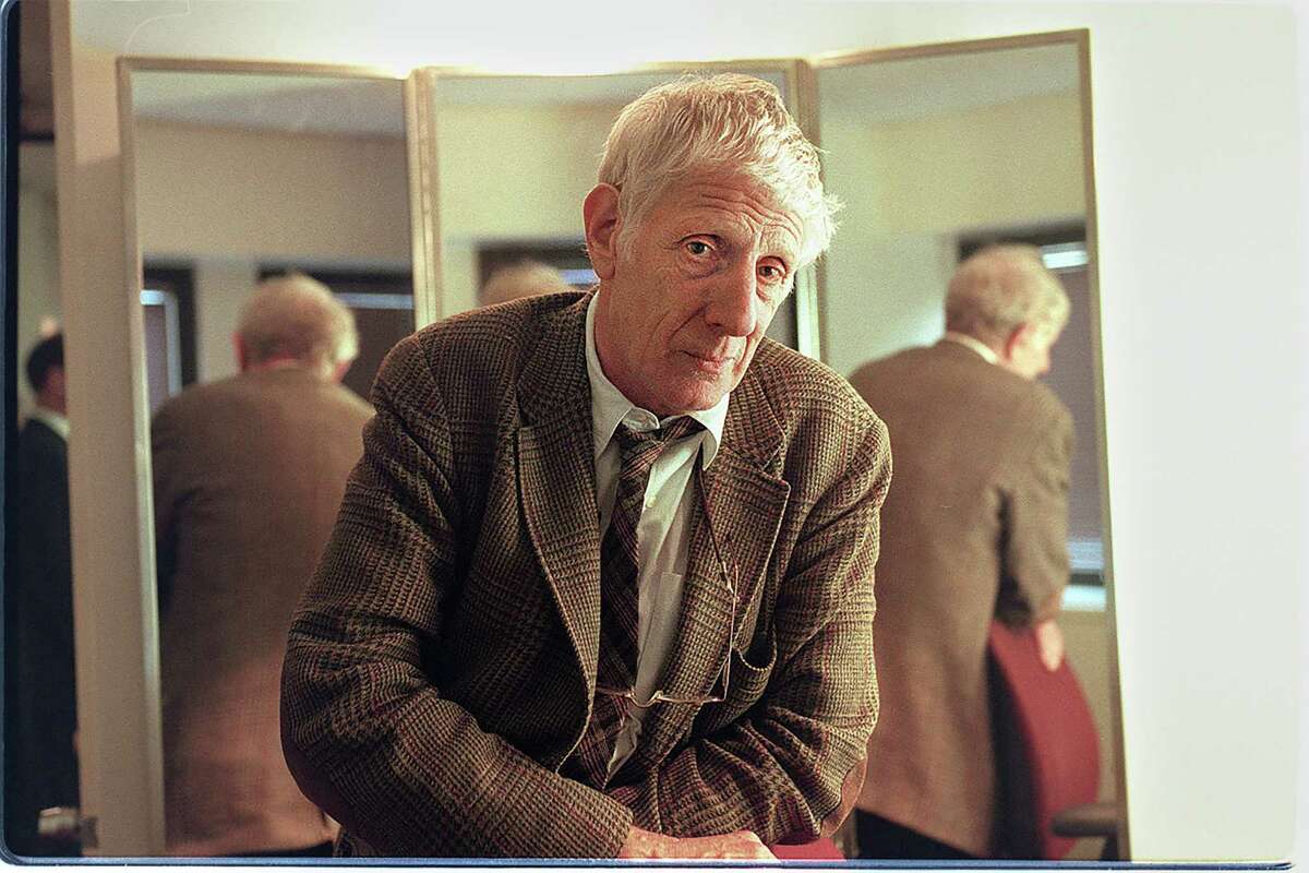 FILE -- Jonathan Miller in a dressing room at the Metropolitan Opera in New York in 1998. Miller, the British theater and opera director known for his radical restagings of classic works, died on Wednesday, Nov. 27, 2019, at his home in London. He was 85. (Sara Krulwich/The New York Times)