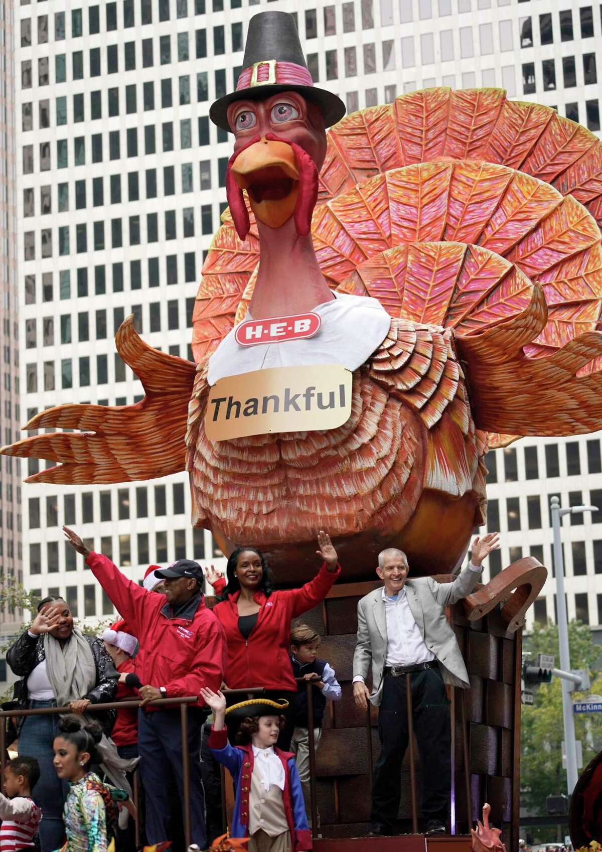 Clouds don’t deter crowds from Houston’s Thanksgiving parade, Big Super