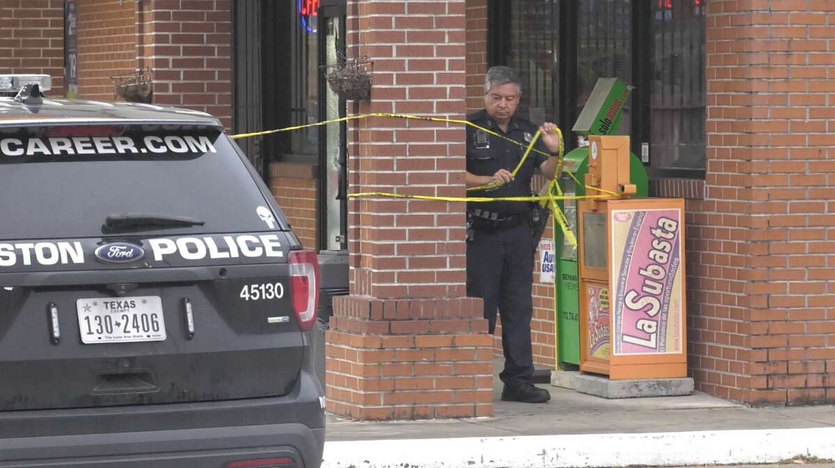 Suspect shot during west Houston gas station robbery