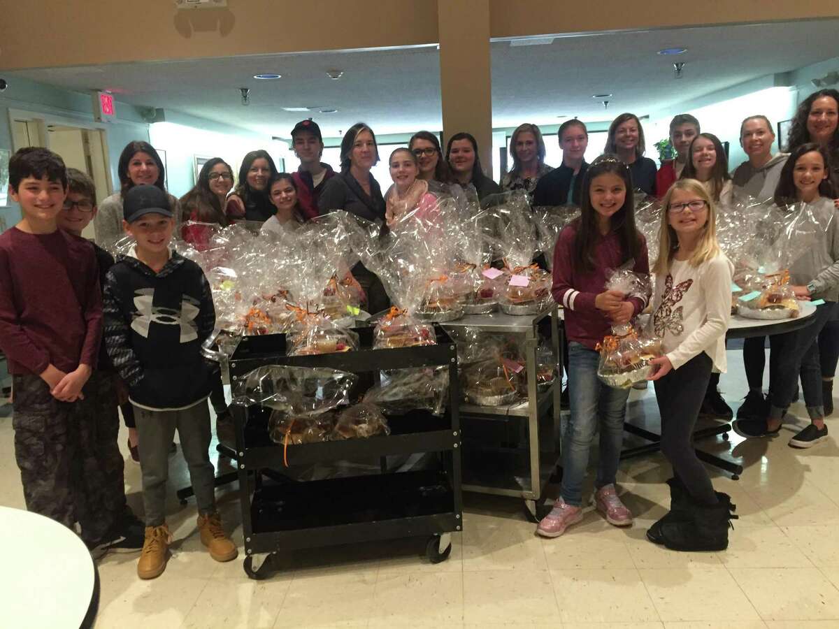 Members of the Wilton Woman’s Club and its Junior Leadership Program gather on Nov. 27 at Ogden House to assemble hot meals to be delivered to homebound Wilton residents.