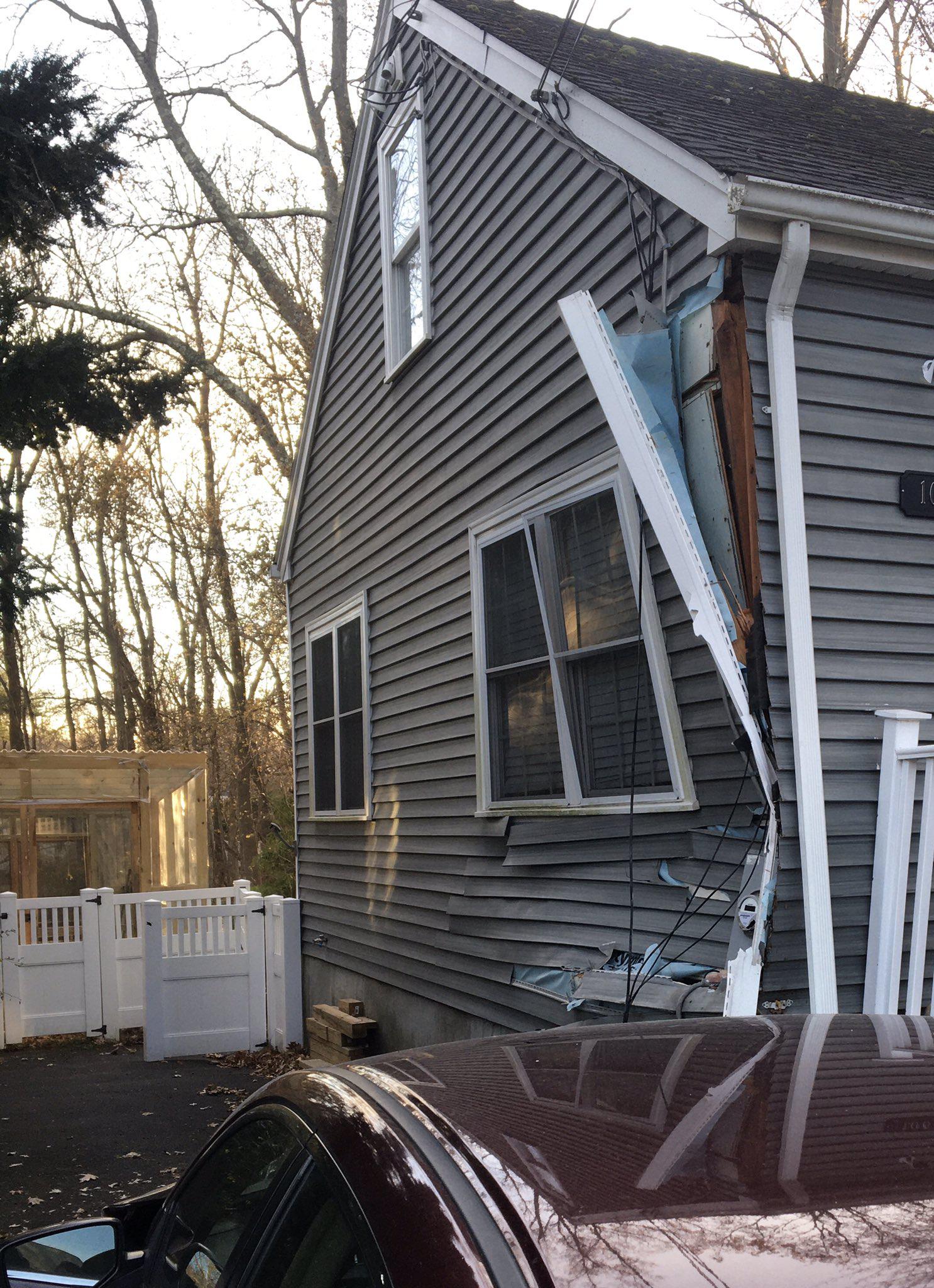Car crashes into Oaklawn Avenue home in Stamford