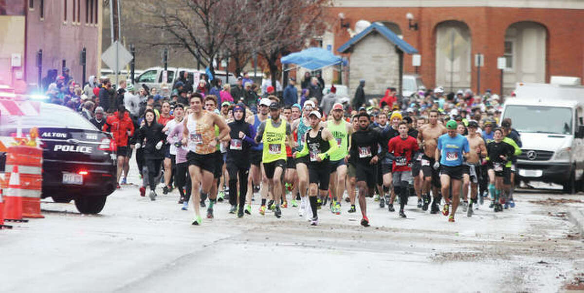Alton’s 60th annual Great River Road Run hosts hundreds despite cold