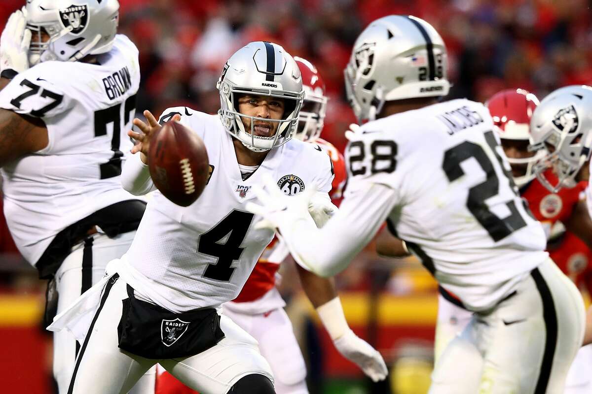 KANSAS CITY, MISSOURI - DECEMBER 01: Derek Carr #4 of the Oakland Raiders hands the ball off to Josh Jacobs #28 against the Kansas City Chiefs during the second quarter in the game at Arrowhead Stadium on December 01, 2019 in Kansas City, Missouri. (Photo by Jamie Squire/Getty Images)