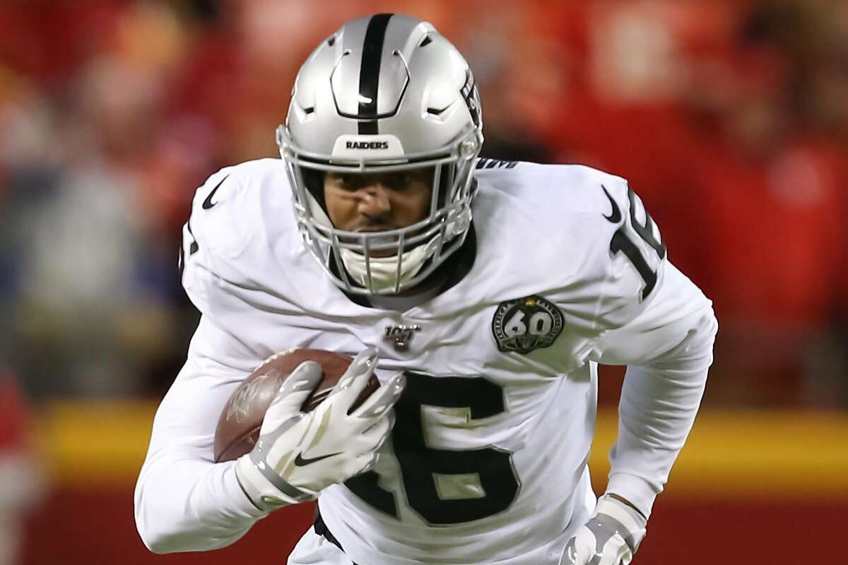 KANSAS CITY, MO - DECEMBER 01: Oakland Raiders wide receiver Tyrell Williams (16) runs after the catch in the fourth quarter of an AFC West game between the Oakland Raiders and Kansas City Chiefs on December 1, 2019 at Arrowhead Stadium in Kansas City, MO. (Photo by Scott Winters/Icon Sportswire via Getty Images)