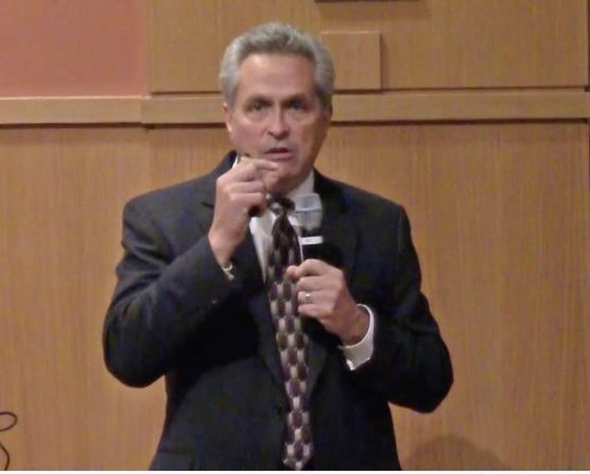 Paul Sachs, director of pulmonary medicine at Stamford Health, spoke at a recent talk at the Darien Library called Vaping, E-Cigs & Juuling: What Parents and Teens Need to Know.