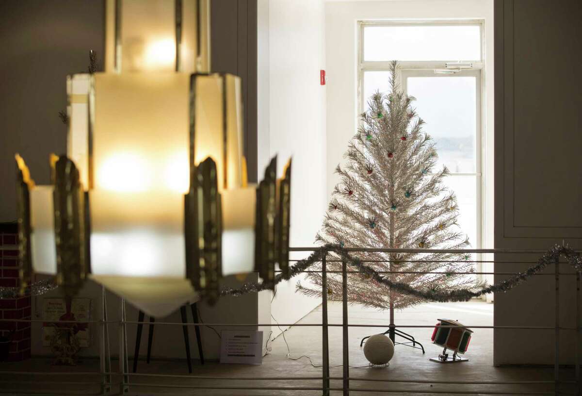 Sysk Christmas Spectacular 2022 Aluminum Tree Aluminum Trees Sparkle In 'Space Age Christmas Trees' At Houston's 1940 Air  Terminal Museum