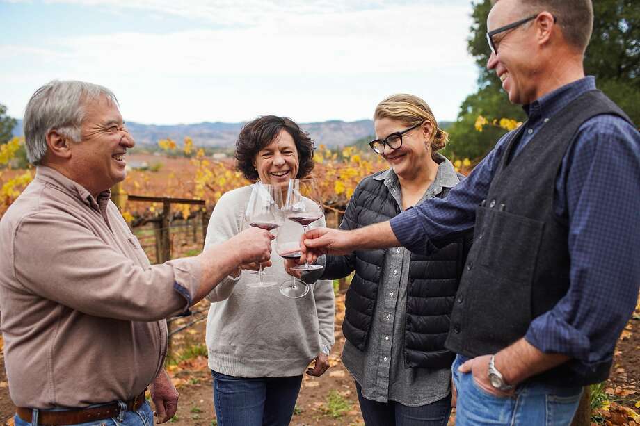 2019年12月3日，星期二，在加利福尼亚州奥克维尔的Vine Hill Ranch葡萄园，葡萄园经理迈克·沃尔夫(左至右)与酿酒师弗朗索瓦丝·佩斯尚以及葡萄园主希瑟和布鲁斯·菲利普斯举杯祝酒。图片来源:Gabrielle Lurie / The Chronicle