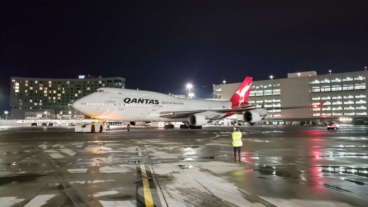 qantas-graceful-boeing-747-departs-sfo-for-good