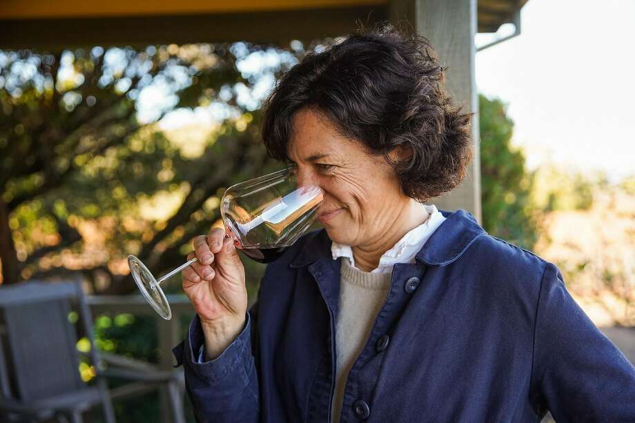 2019年12月3日，星期二，酿酒师弗朗索瓦丝·佩斯尚在加利福尼亚州奥克维尔的Vine Hill Ranch葡萄园闻着一杯葡萄酒，为一幅肖像拍照。图片来源:Gabrielle Lurie / The Chronicle