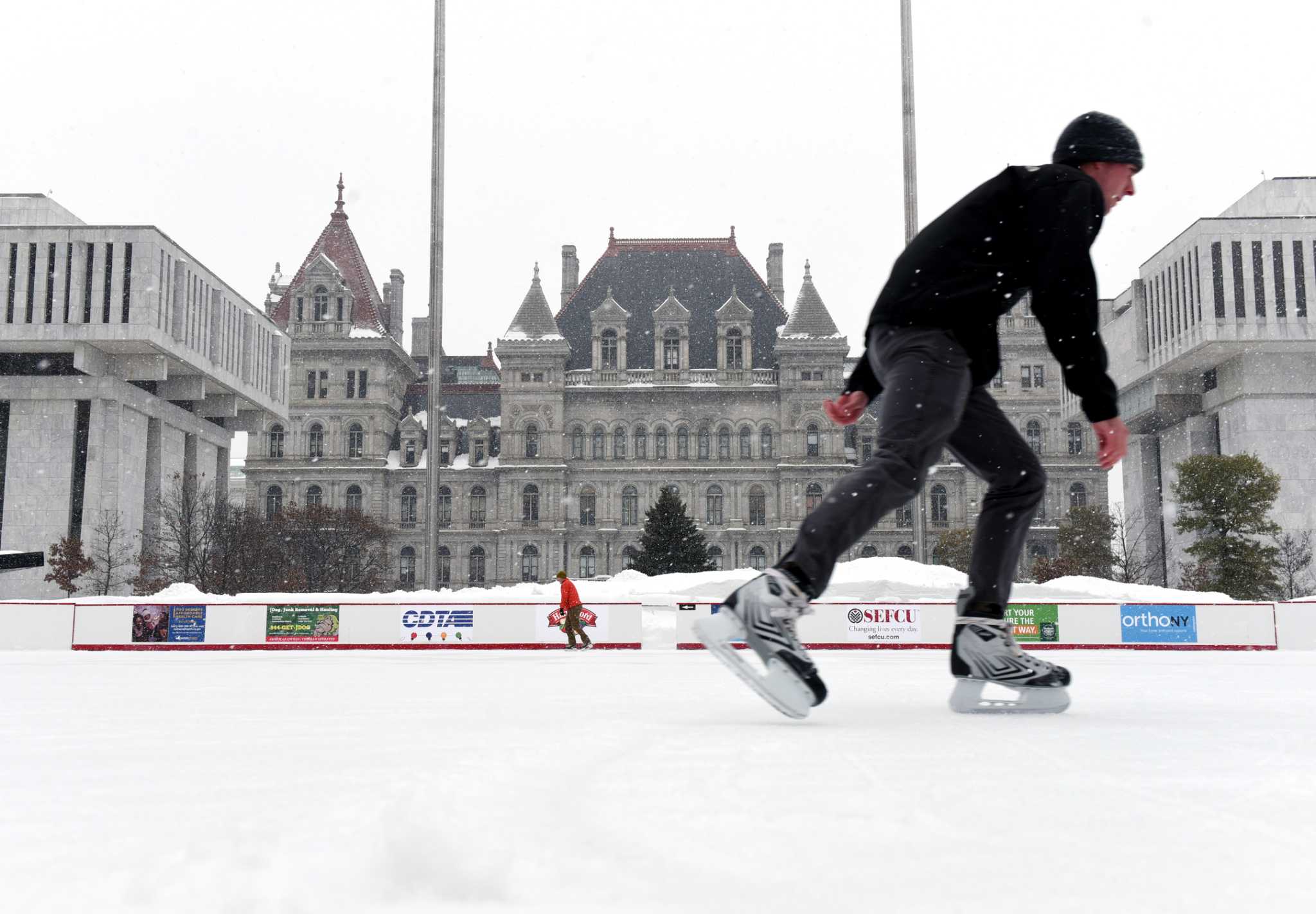 Weather forces closing of Plaza's ice rink
