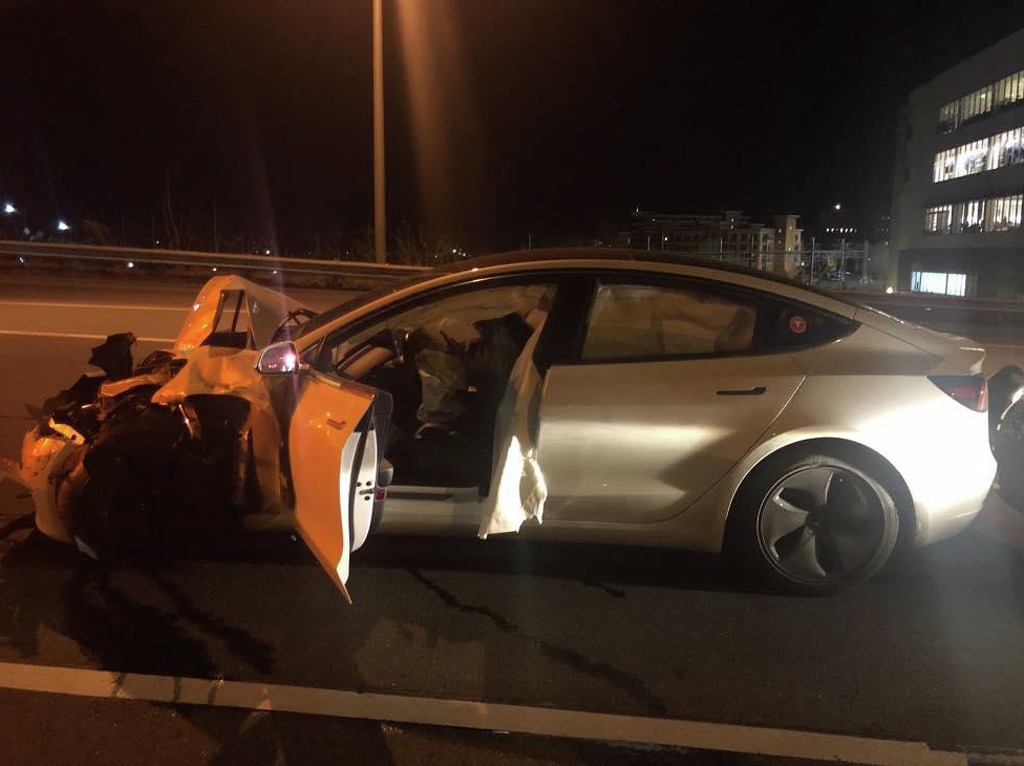 Move over parked Firetrucks, Tesla Autopilot now crashes into ...