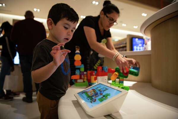 Toys R Us Opens In Houston With More Than 200 People In Line