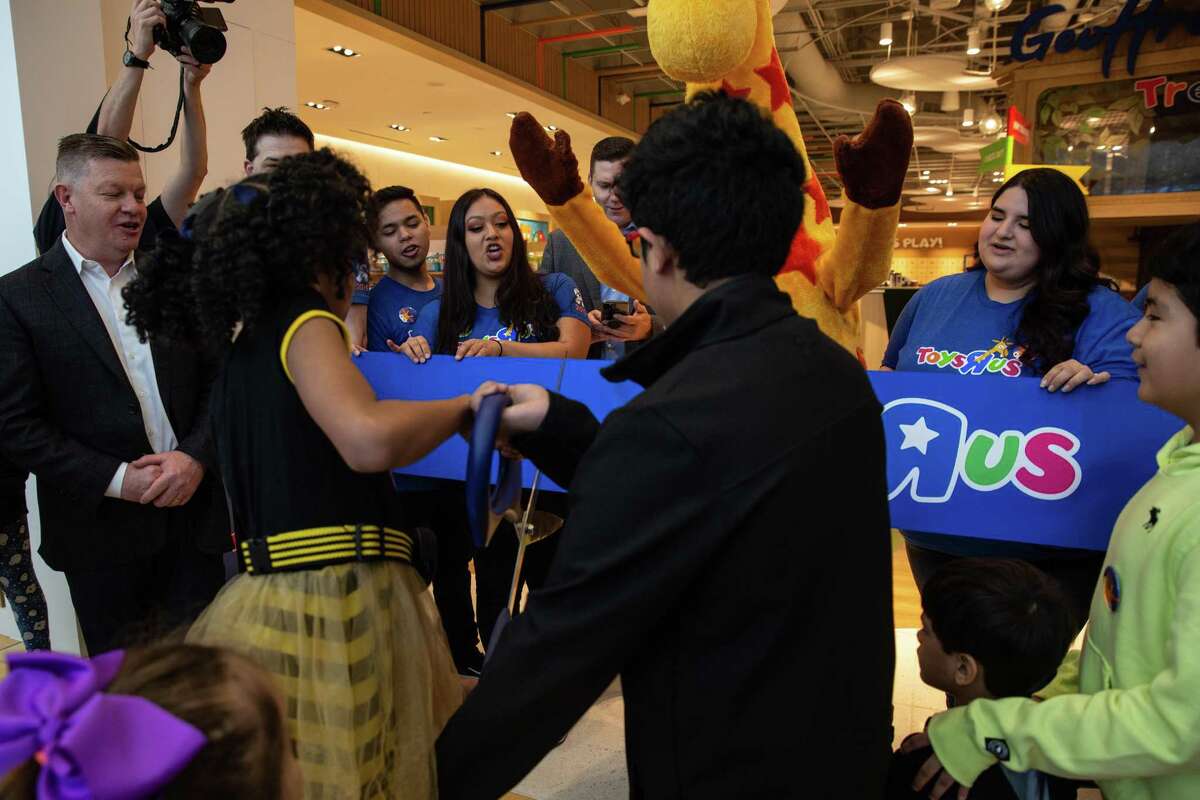 Toys R Us opens in Houston with more than 200 people in line