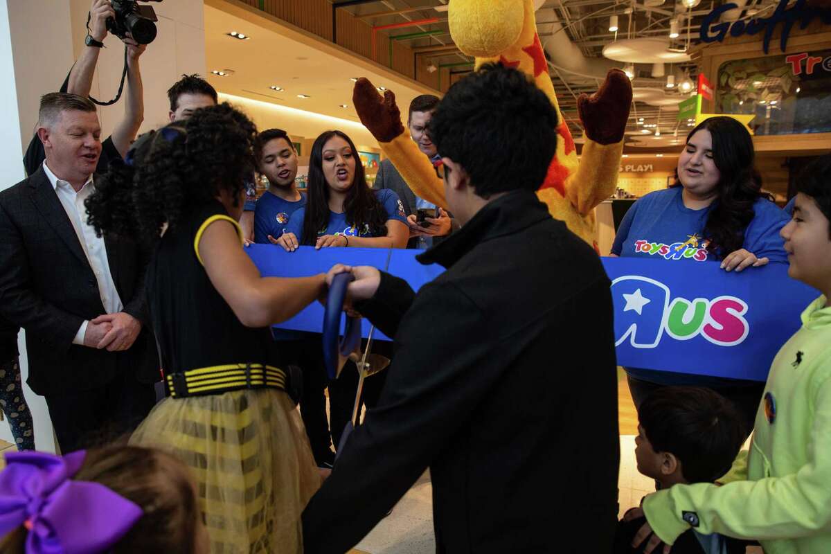 Toys R Us opens in Houston with more than 200 people in line