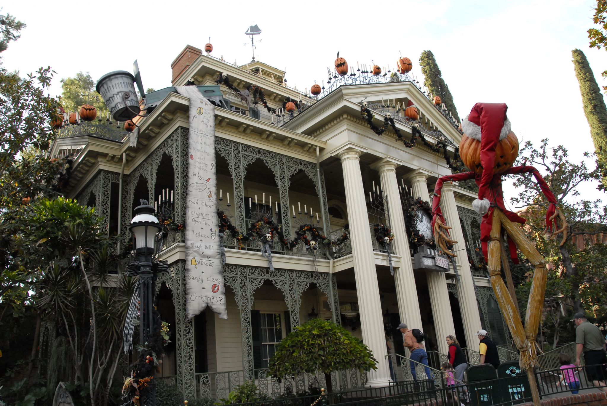 Disneyland's Haunted Mansion Ride Will Close In 2020 For Extensive ...