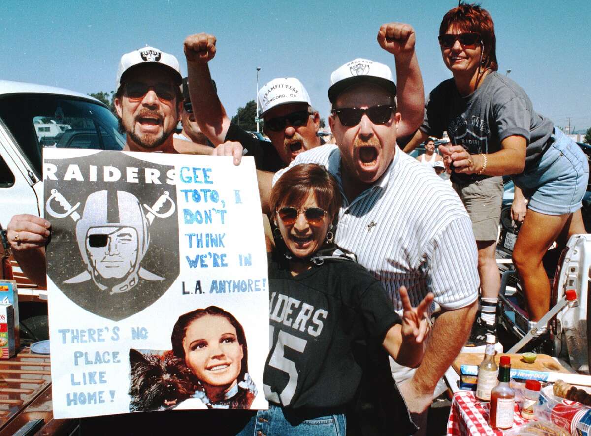 The Raiders Final Game In Oakland Is Sunday. Here's What The Black Hole ...