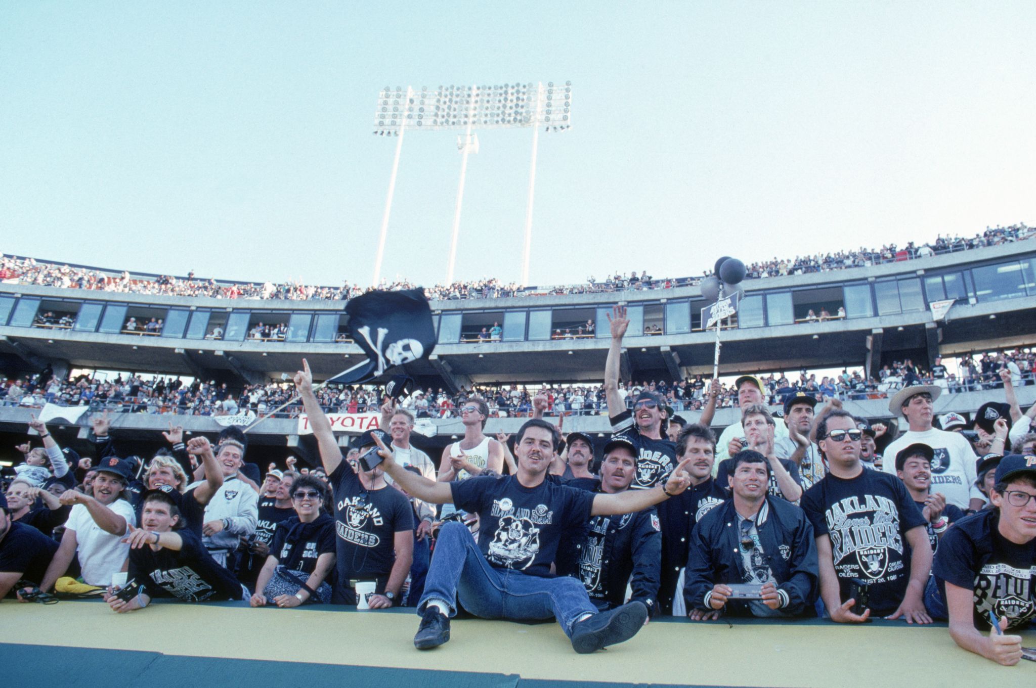 The Raiders' Final Game in Oakland Is Engulfed in a Black Hole of Boos -  The Ringer