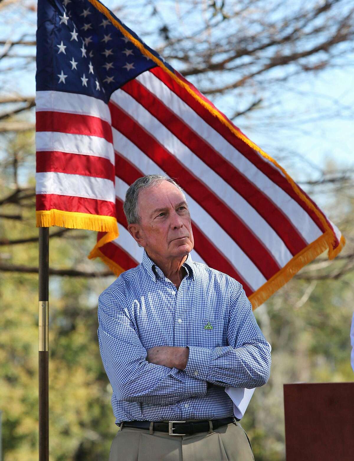 Michael Bloomberg, exalcalde de Nueva York, escucha a Buddy Cyer, alcalde de Orlando, durante su visita a las instalaciones de energ’a sustentable de la Comisi—n de Servicios P?“blicos de Orlando el 8 de febrero de 2018. (Joe Burbank/Orlando Sentinel/TNS)