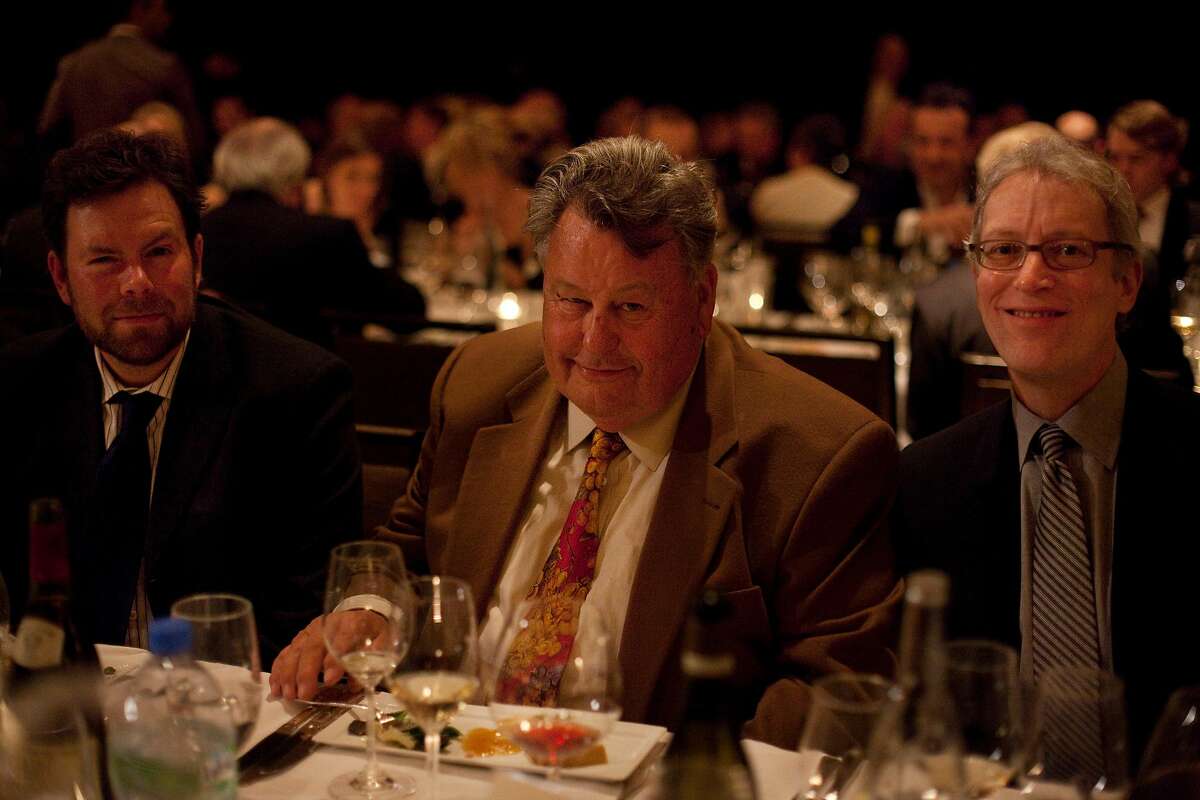 (从左至右)2012年2月25日，星期六，在加州旧金山，《纽约时报》的葡萄酒评论家埃里克·阿西莫夫、伯特·威廉姆斯和乔丹·麦凯是La PaulŽe的客人，La PaulŽe是勃艮第葡萄酒在葡萄收获结束时举行的庆祝活动。