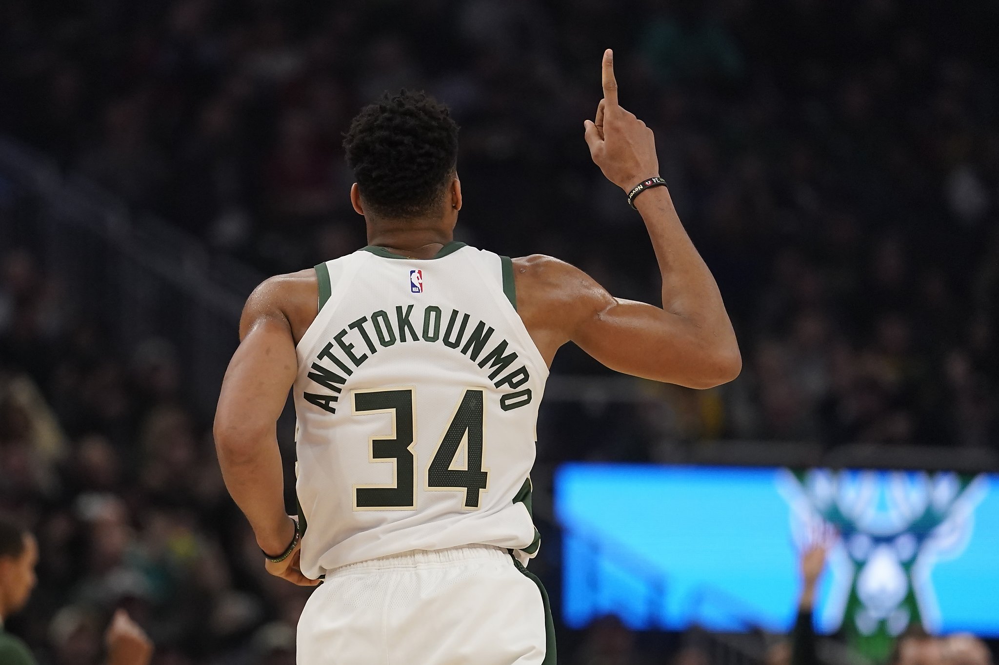 Giannis Antetokounmpo helps Bucks to 18th victory in a row.
