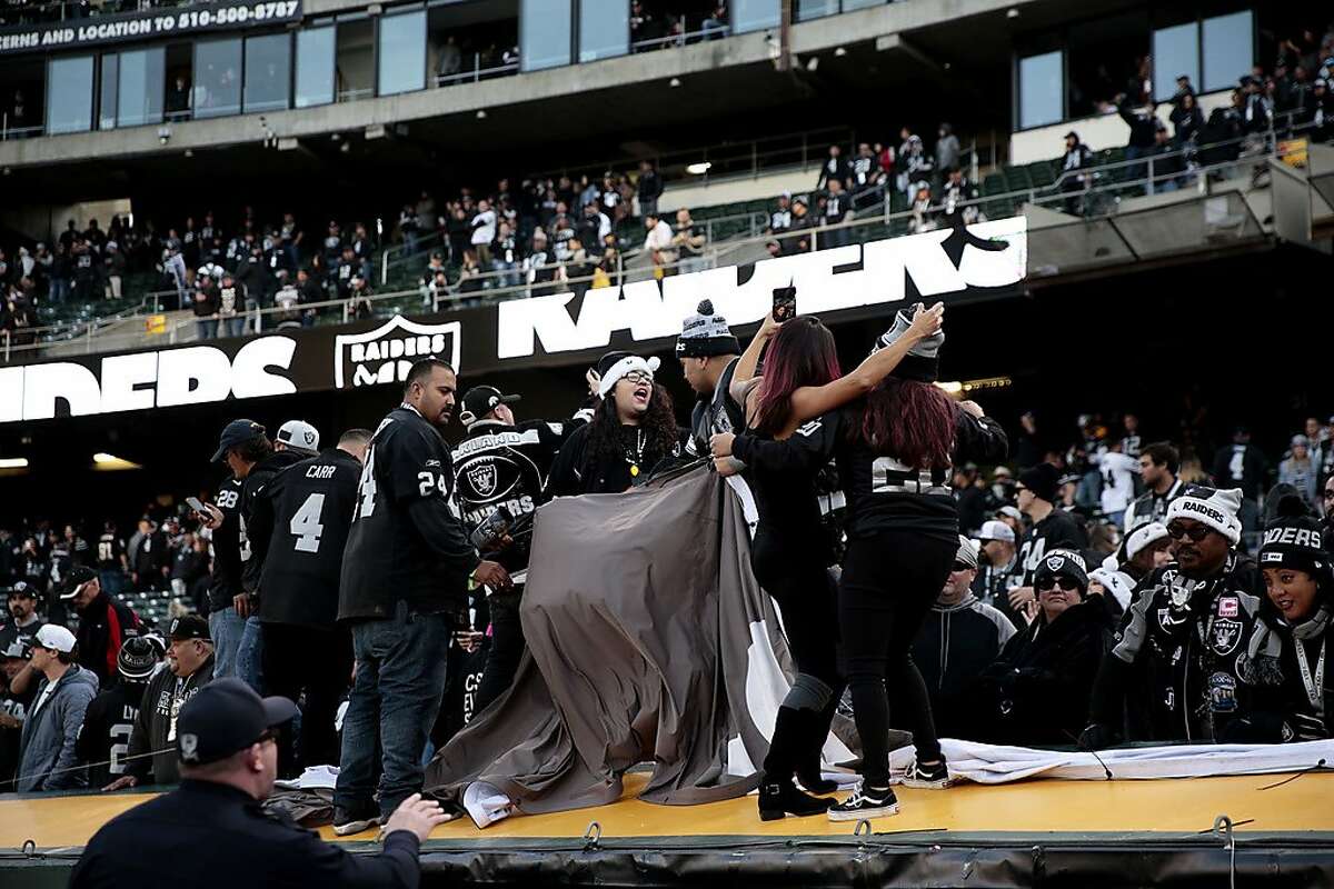 Raiders fans revel in team's return to LA Coliseum