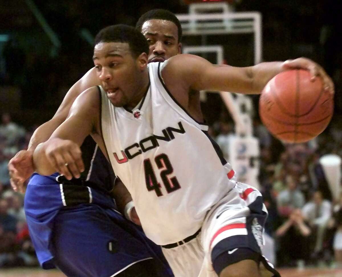 UConn’s Khalid El-Amin (42) drives by Seton Hall’s Shaheen Holloway (10) in a Big East tournament quarterfinal game in 2000. Holloway now coaches Saint Peter’s, which plays at UConn on Wednesday night.