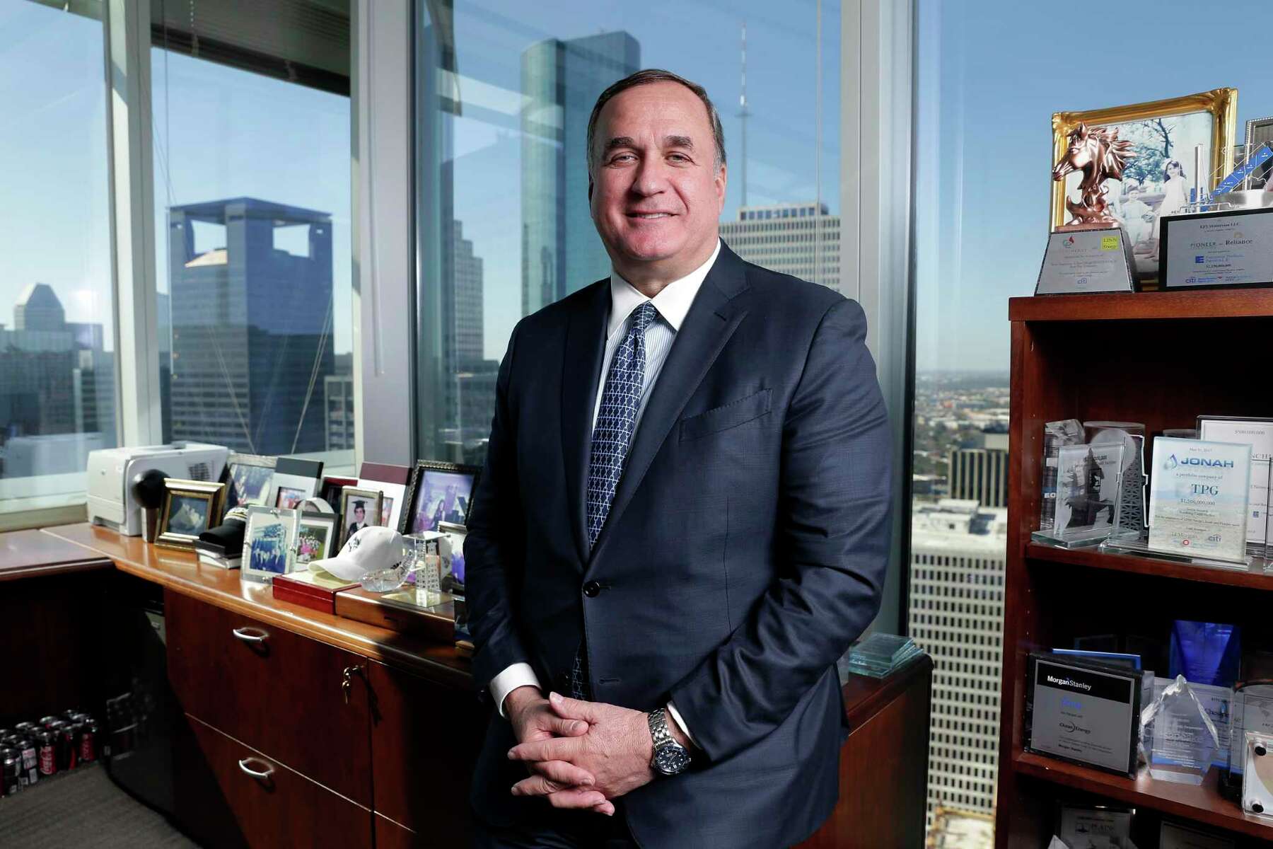 in-a-tough-market-to-do-deals-investment-bankers-try-old-and-new-tricks